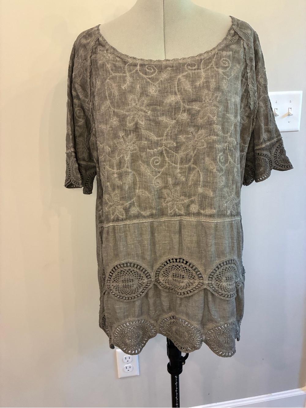 Women's Gray Embroidered Linen-Blend Tunic Top